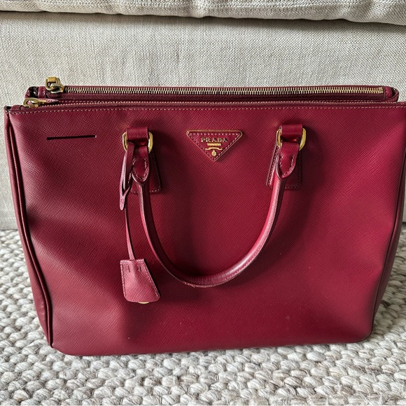 Classic Prada Saffiano Large Tote on trend for fall in Red! - Picture 1 of 11